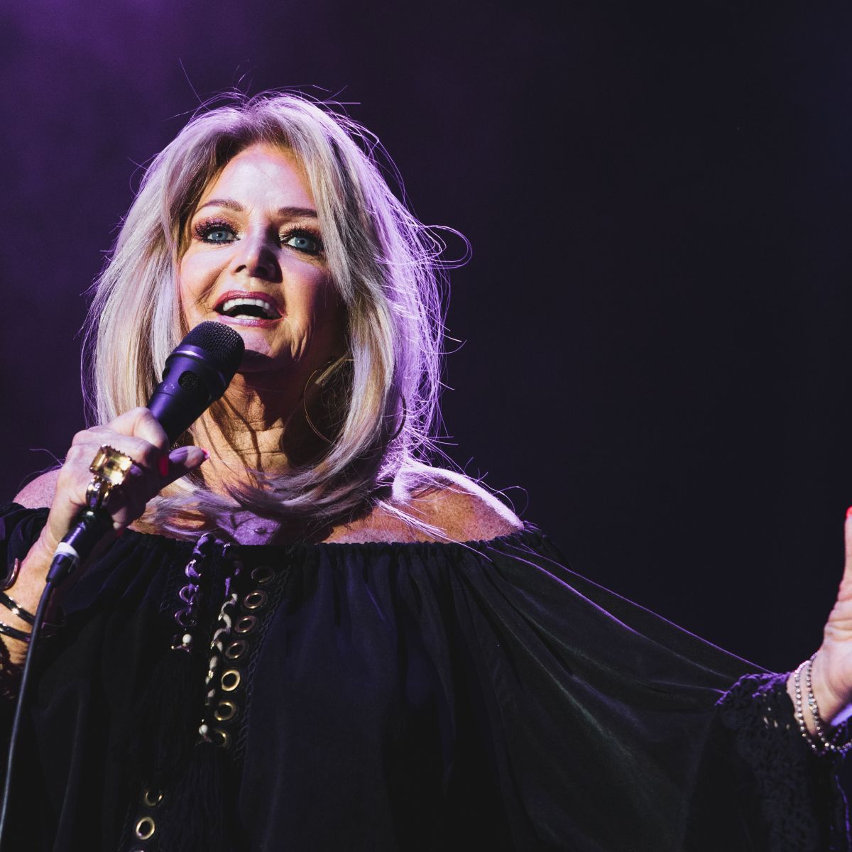 Morre aos 75 anos Bonnie Tyler, ícone do rock e pop dos anos 1980 | CNN Brasil