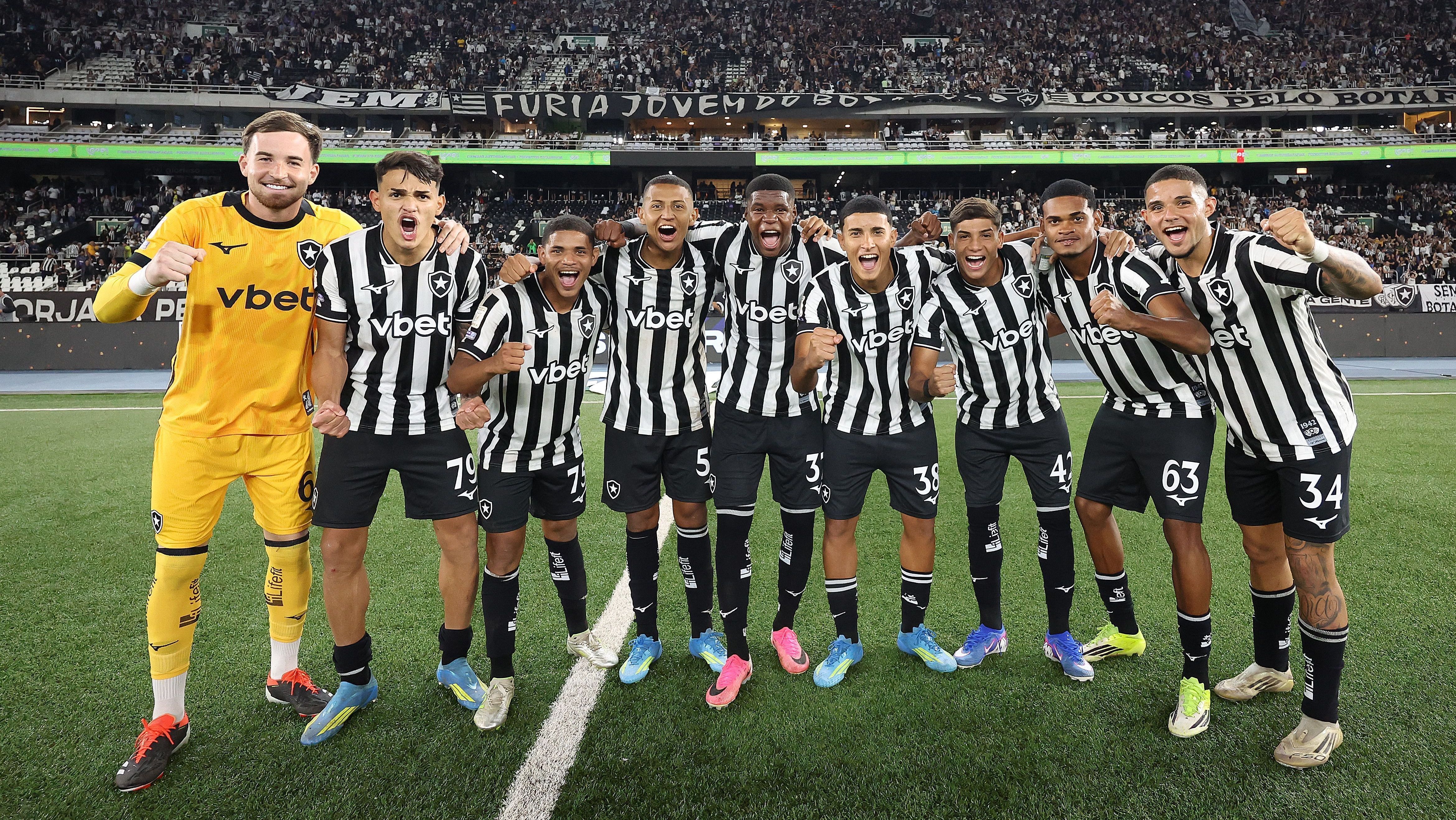 Jogadores do Botafogo celebram a vitória sobre o Santos pelo Brasileirão