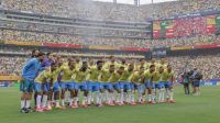Sede da CBF é alvo de protesto após queda do Brasil na Copa: "Fraudulenta"