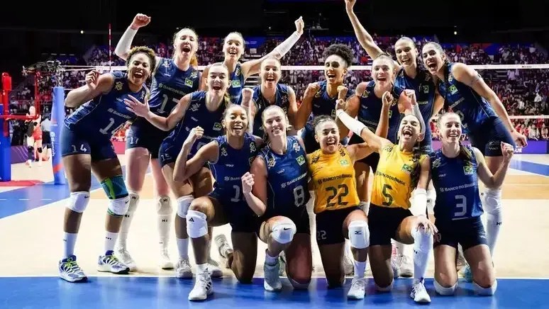 Seleção Brasileira após a vitória sobre o Japão, pela VNL Feminina