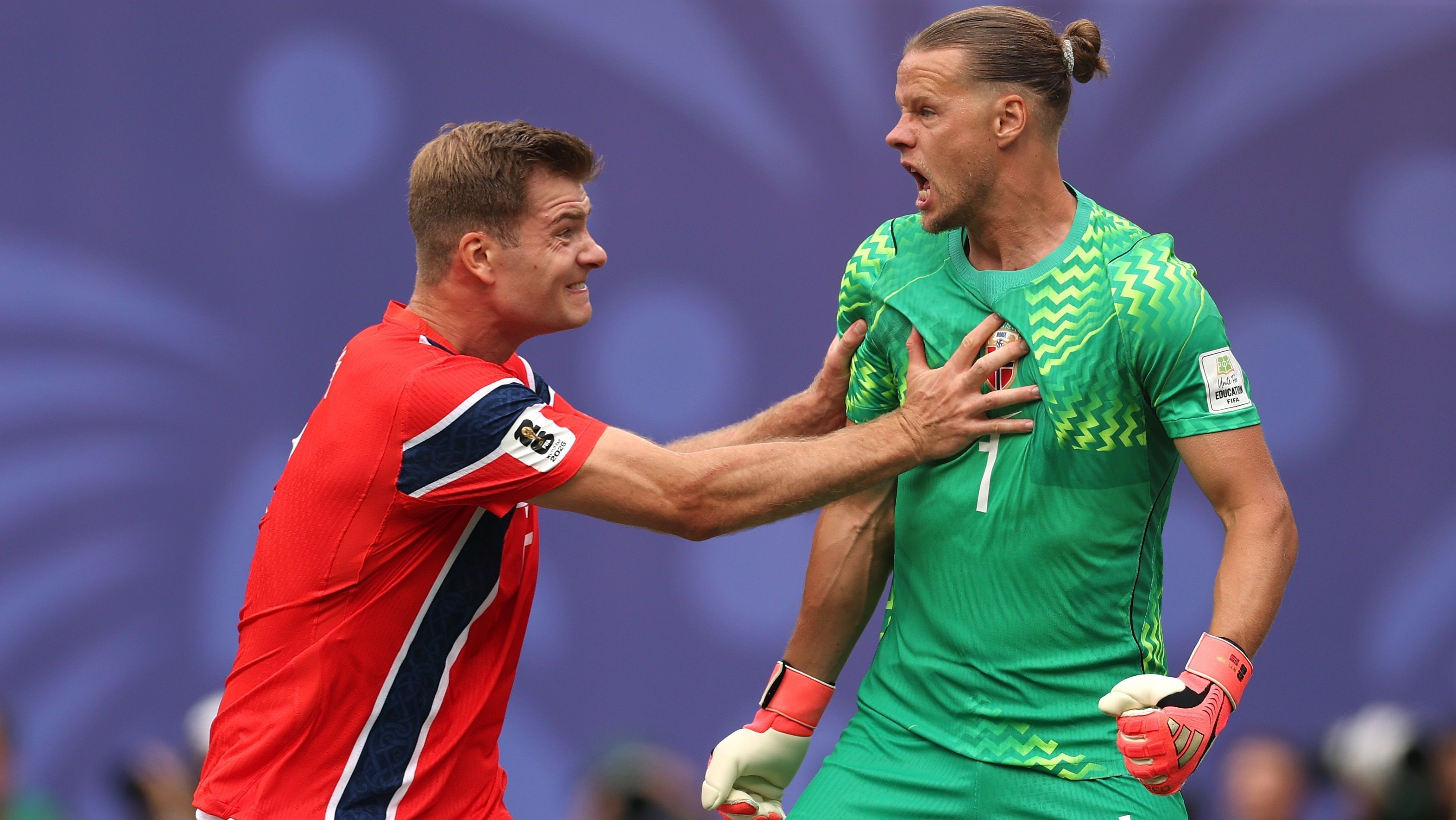Nyland e Sorloth comemoram o pênalti defendido pelo goleiro em Brasil x Noruega