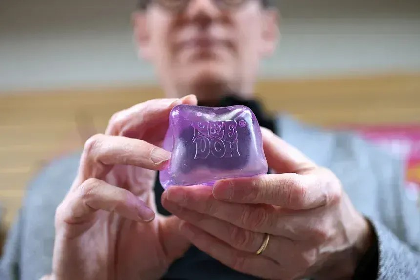 Paul Weingard, presidente e CEO da fabricante de brinquedos Schylling, segura um brinquedo NeeDoh. A empresa alerta que eles não devem ser "abertos, comidos, aquecidos, congelados ou colocados no micro-ondas" • Suzanne Kreiter/The Boston Globe/Getty Images