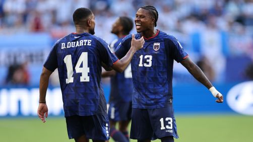 Jogadores de Cabo Verde celebrando gol marcado sobre a Argentina, em partida do mata-mata da Copa do Mundo