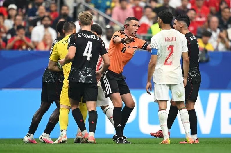 Jogadores de Canadá e Marrocos conversam com arbitragem no duelo • Divulgação/Fifa