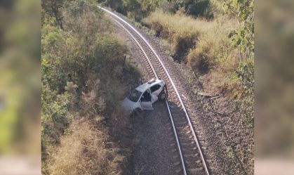 carro-cai-trilho