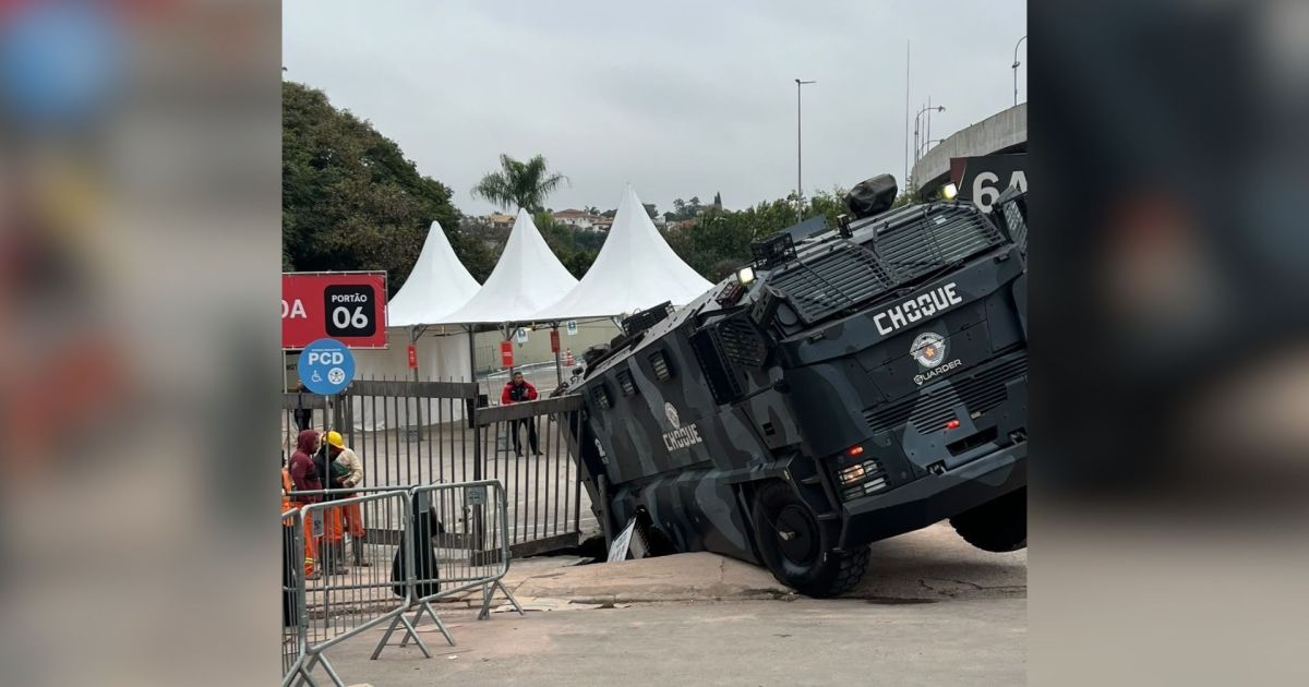 Vídeo: caminhão da PM cai em buraco de obra no Estádio do Morumbi