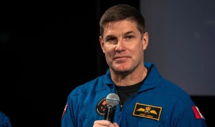 Jeremy Hansen, membro da tripulação da Artemis II, anunciou que está se afastando do cargo de astronauta