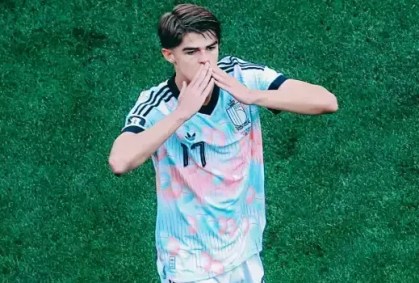 De Ketelaere: quem é o meio-campista belga que brilhou na Copa
