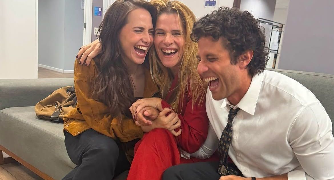 Chay Suede se declara em foto de Letícia Colin com Ingrid Guimarães