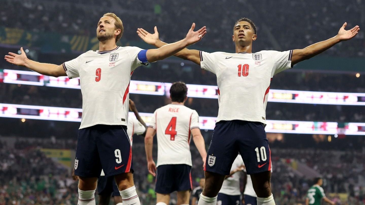 Harry Kane e Jude Bellingham, da Inglaterra, comemorando um dos gols anotados sobre o México, pela Copa do Mundo