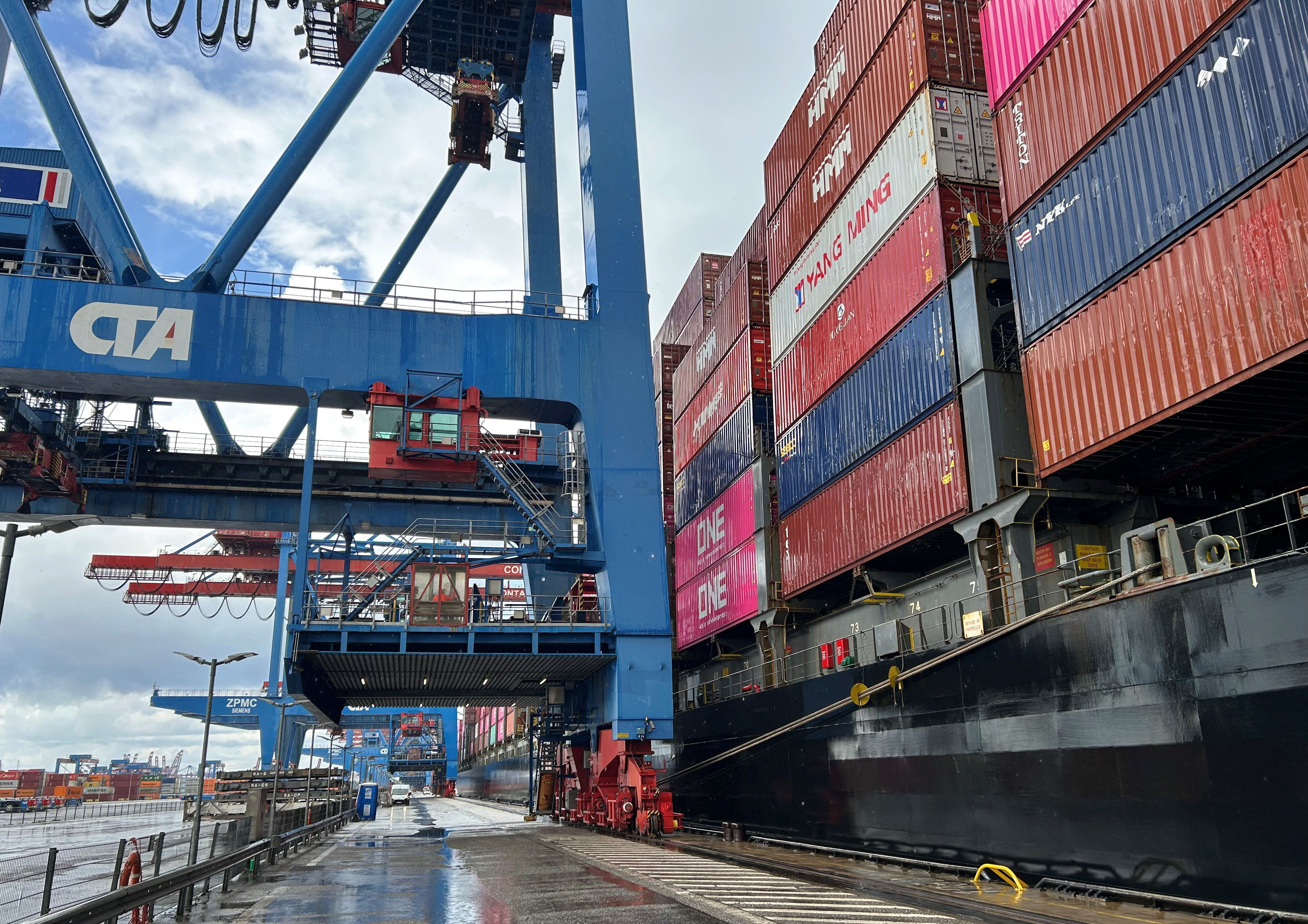 Terminal de contêineres no porto de Hamburgo, na Alemanha, 29 de julho de 2025