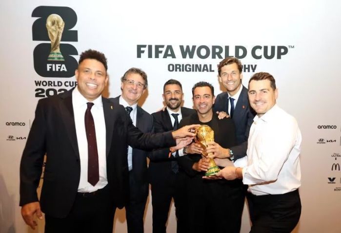 Ronaldo, Mario Kempes, David Villa, Xavi, Fernando Llorente e Iker Casillas com a taça da Copa do Mundo • Divulgação/Fifa