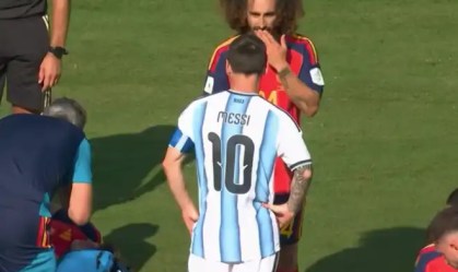 Messi e Cucurella durante a final da Copa