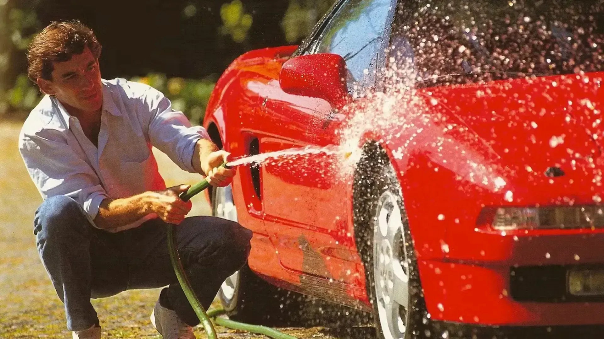 Ayrton Senna lavando seu Honda NSX Formula Red com uma mangueira de jardim • Divulgação / RM Sotheby's