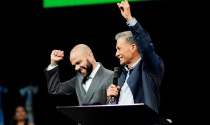 Daniel Alves participou de um culto na Casa De Dios na Guatemala