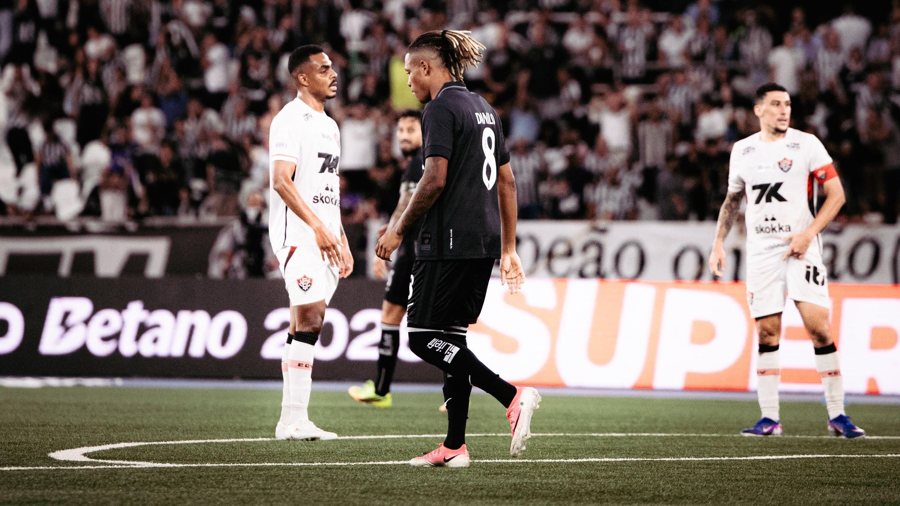 Danilo em ação pelo Botafogo contra o Vitória; esse foi seu 13º jogo pelo Alvinegro no Brasileirão