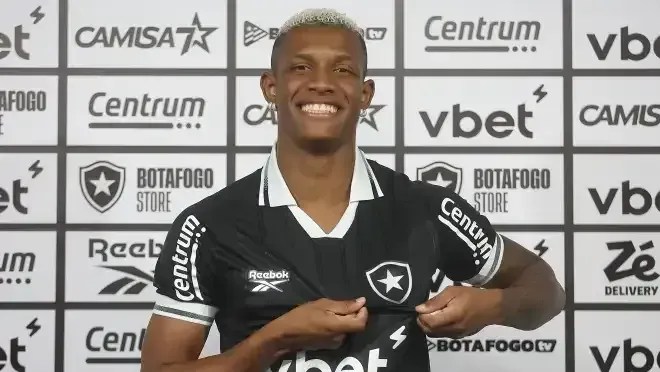 John Textor revela valor de multa rescisória de Danilo, alvo do Palmeiras