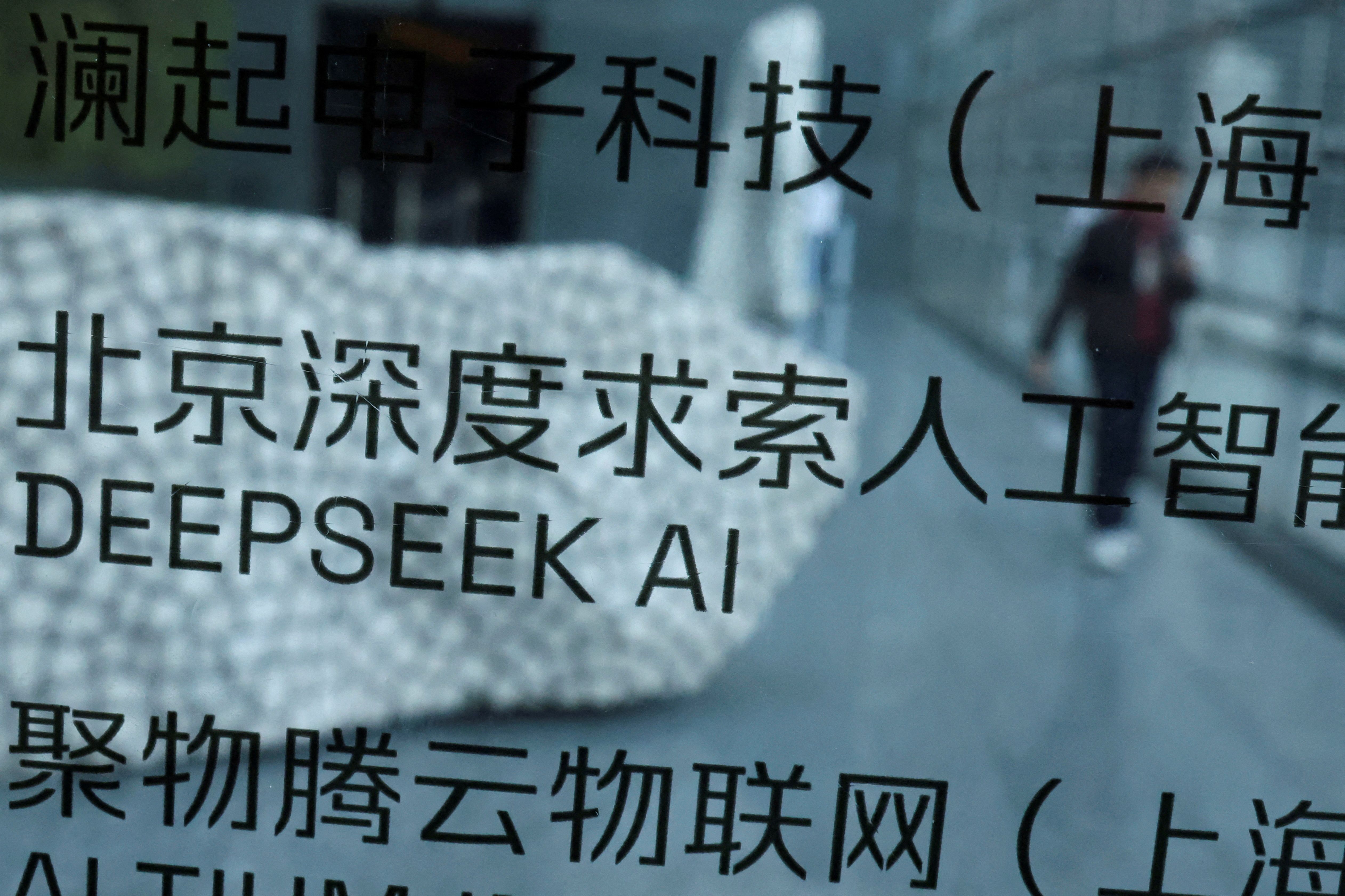 Placa da Deepseek em prédio onde fica escritório da startup chinesa, em Pequim, na China, 19 de fevereiro de 2025