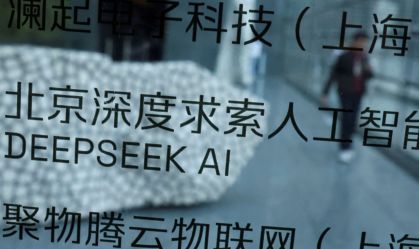 Placa da Deepseek em prédio onde fica escritório da startup chinesa, em Pequim, na China, 19 de fevereiro de 2025