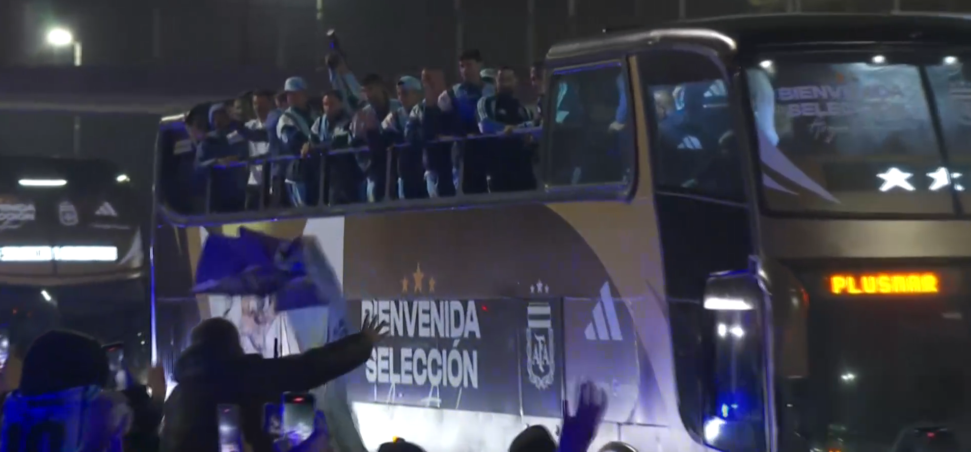 Jogadores da Argentina desfilam em carro aberto ao desembarcarem em Buenos Aires após a derrota na final da Copa