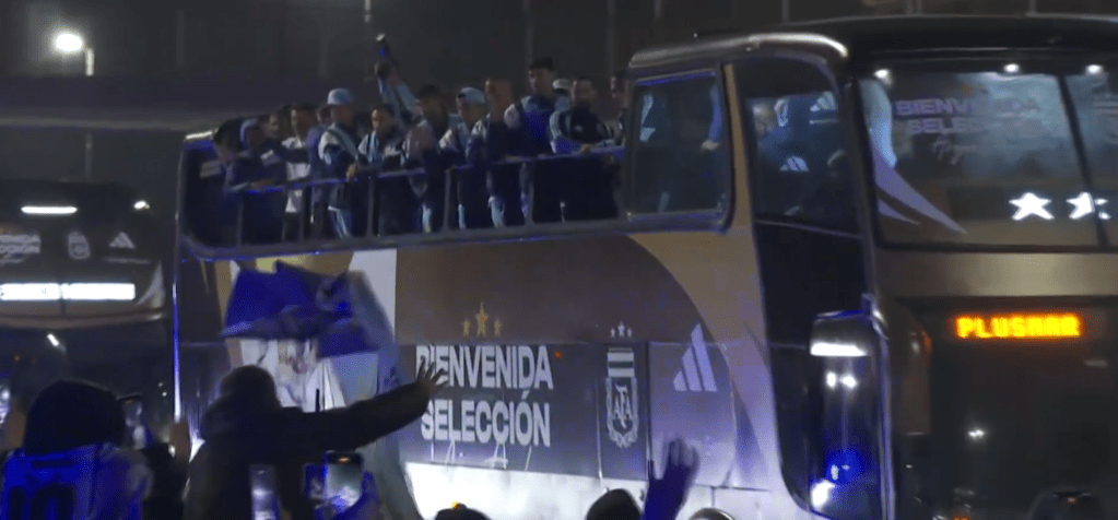 Jogadores da Argentina desfilam em carro aberto ao desembarcarem em Buenos Aires após a derrota na final da Copa