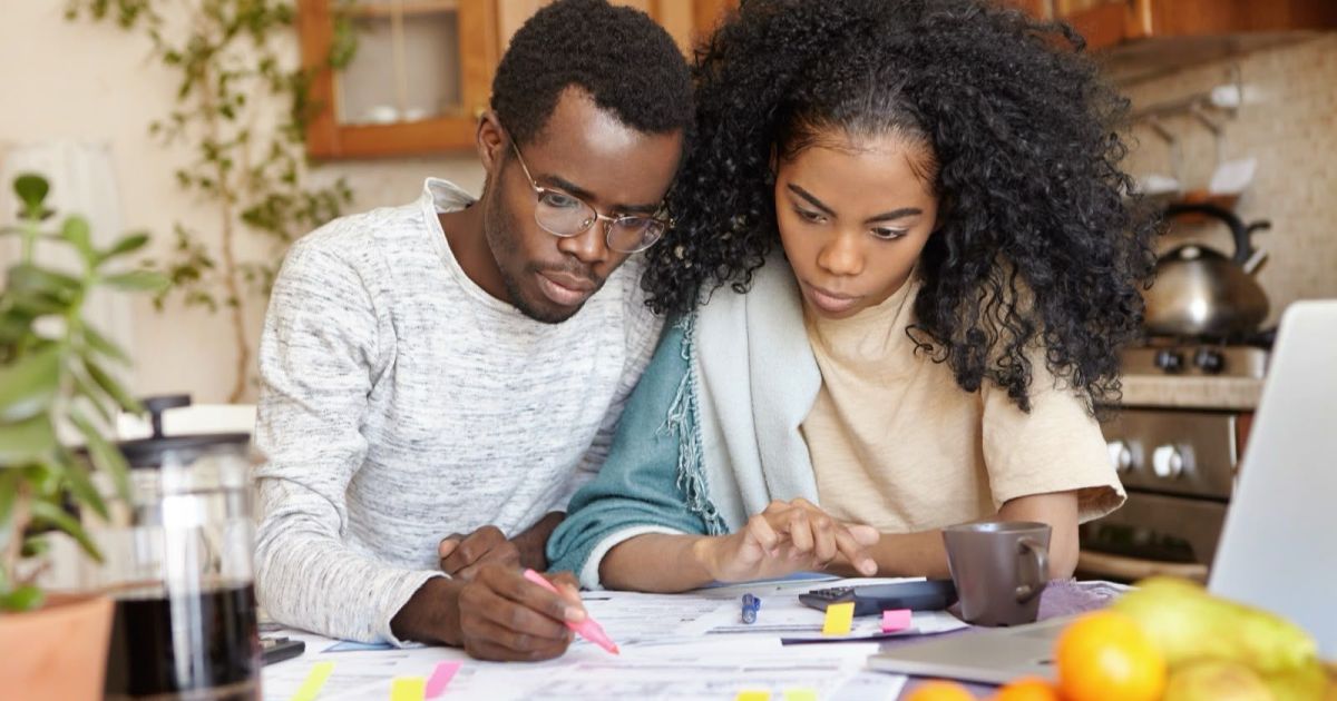 Dicas para organizar as finanças domésticas e evitar o aperto no fim do mês