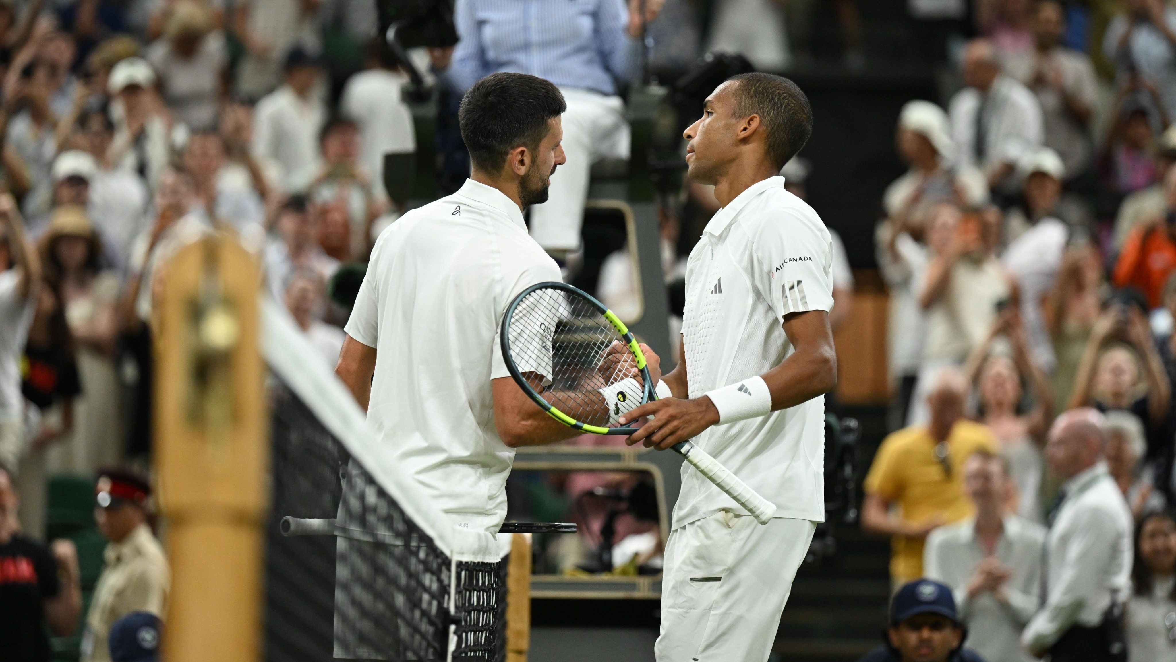 Novak Djokovic cumprimenta Felix Auger-Aliassime após vitória nas quartas de final de Wimbledon