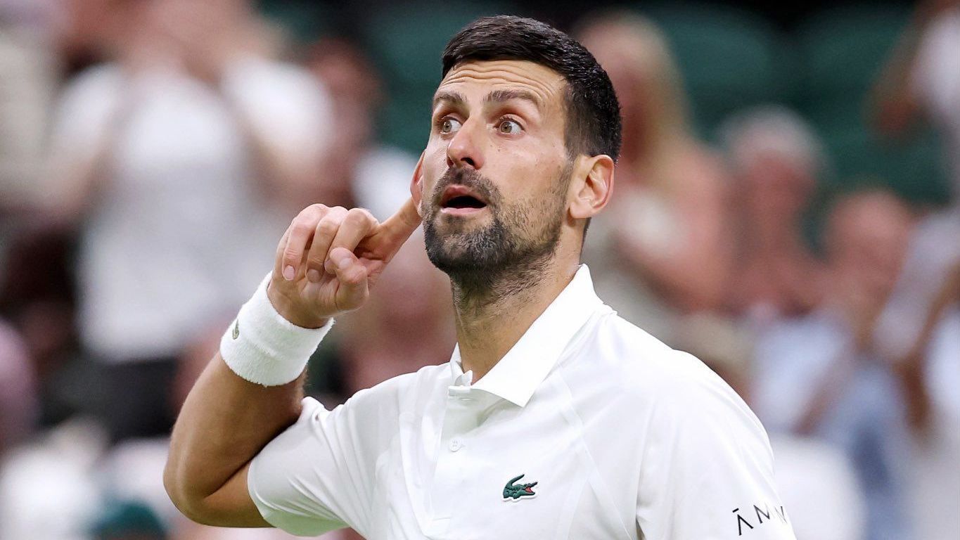 Novak Djokovic celebrando vitória em Wimbledon