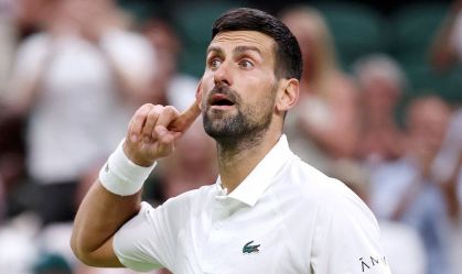 Novak Djokovic celebrando vitória em Wimbledon