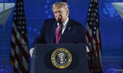 Presidente dos EUA, Donald Trump, discursa durante um comício no Memorial Nacional do Monte Rushmore, em 3 de julho de 2026, em Keystone, Dakota do Sul