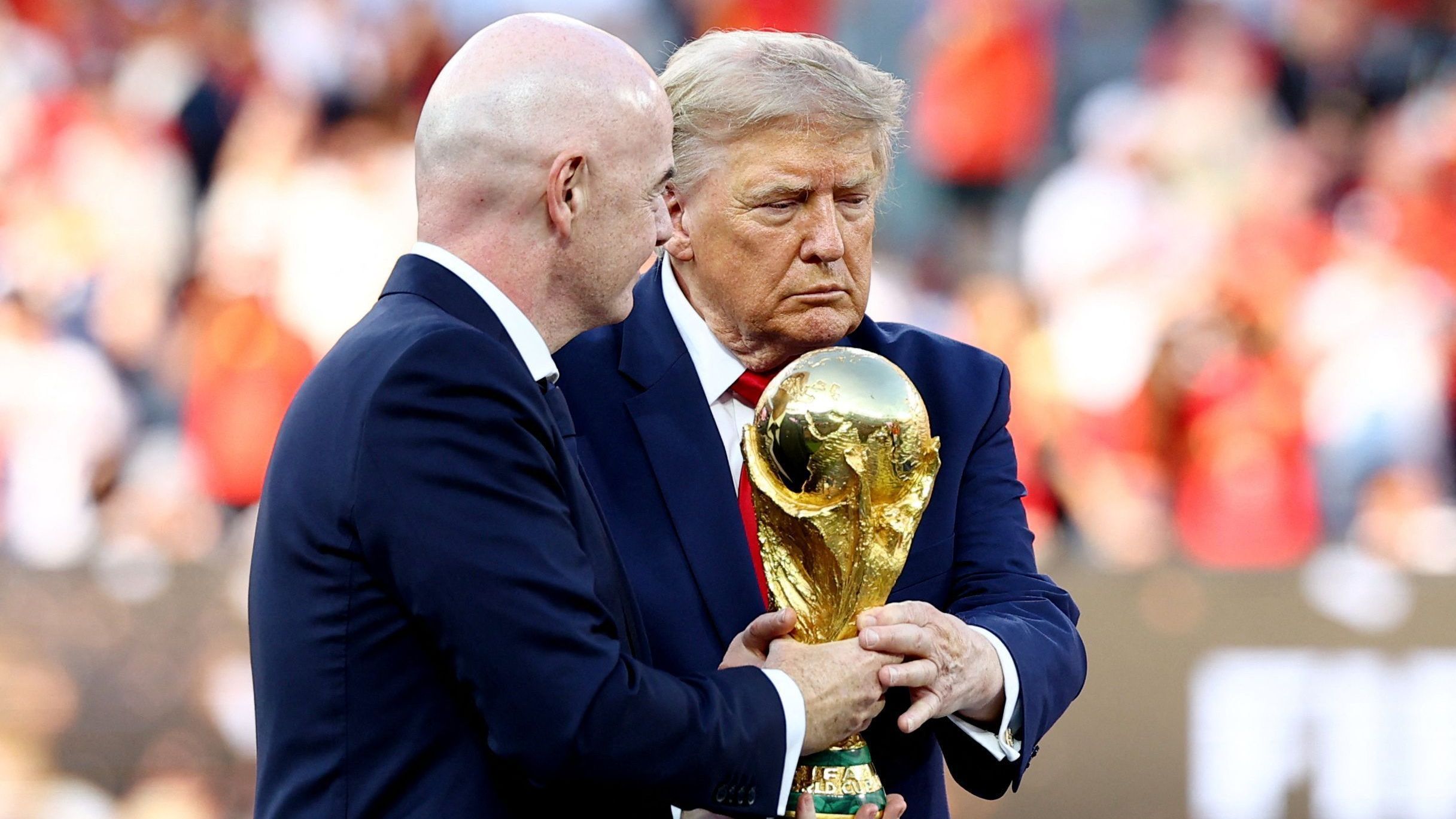 O presidente da Fifa, Gianni Infantino, e o presidente dos Estados Unidos, Donald Trump, com o troféu durante a cerimônia de entrega da taça da Copa do Mundo 2026