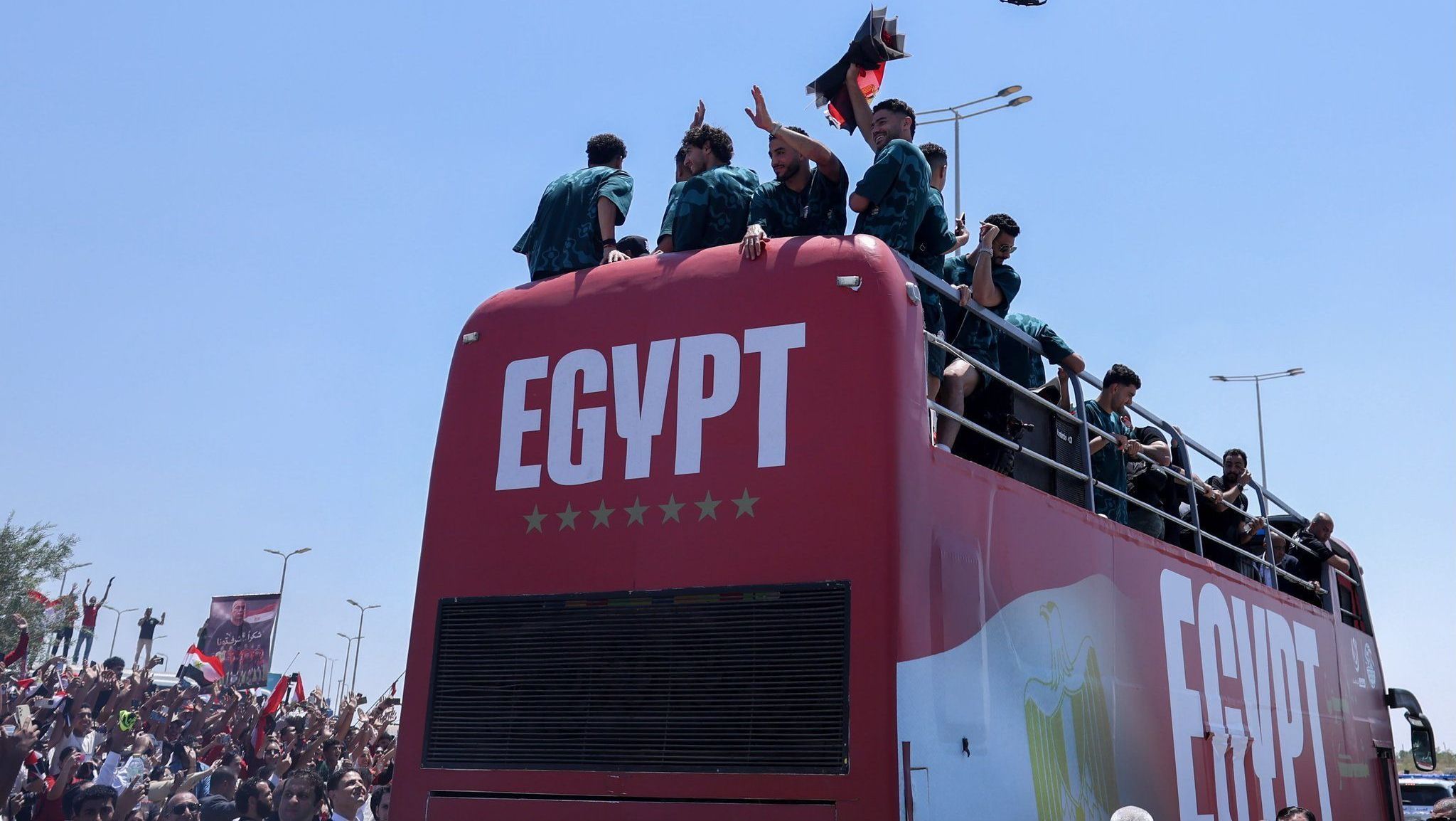 Jogadores do Egito são recebidos com festa após a campanha na Copa do Mundo