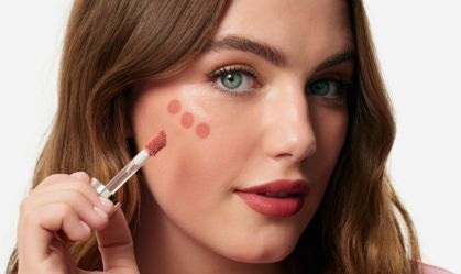 Ella Britghet é a nova embaixadora da Rare Beauty, marca de cosméticos de Selena Gomez