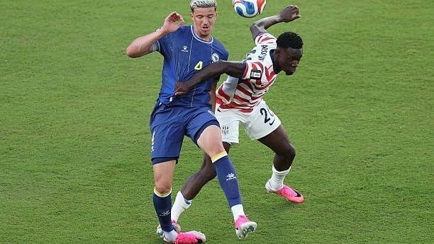 Entrada de Balogun que resultou no cartão vermelho • Fifa via Getty Images