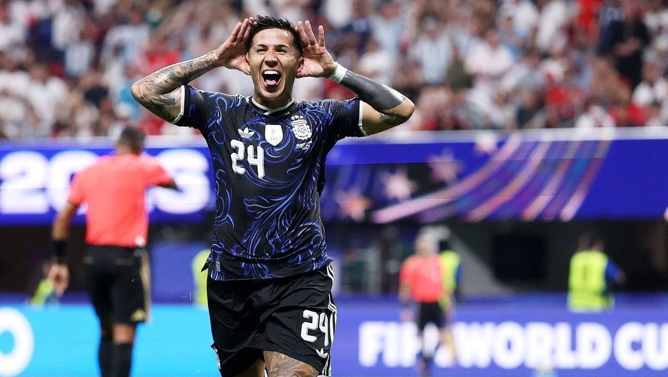 Enzo Fernández, da Argentina, comemorando o gol anotado sobre a Inglaterra, em jogo da semifinal da Copa do Mundo