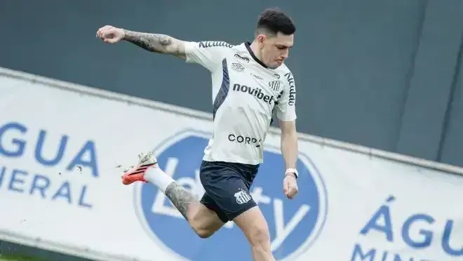 Escobar, lateral-esquerdo titular do Santos