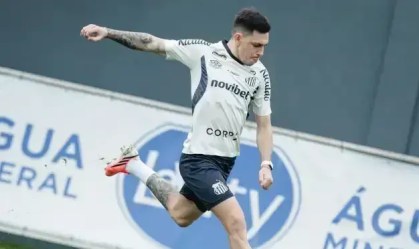 Escobar, lateral-esquerdo titular do Santos