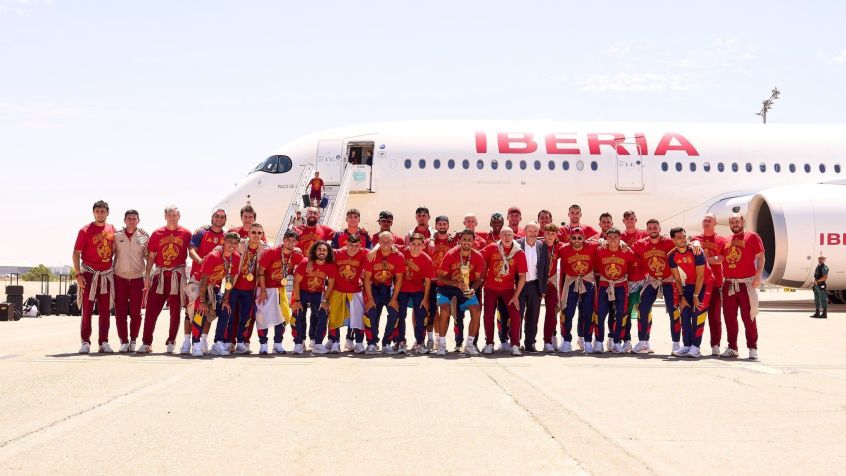 Delegação da Espanha na chegada ao país após a conquista da Copa de 2026 • Divulgação/Sefutbol