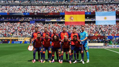 Equipe da Espanha perfilada antes do jogo contra a Argentina, pela final da Copa do Mundo