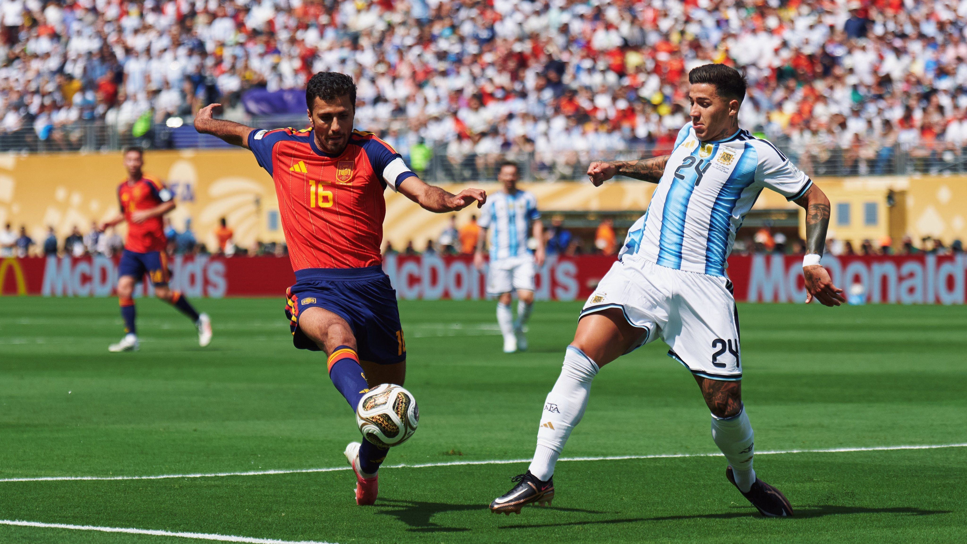 Disputa de bola em Espanha x Argentina, em partida válida pela final da Copa do Mundo