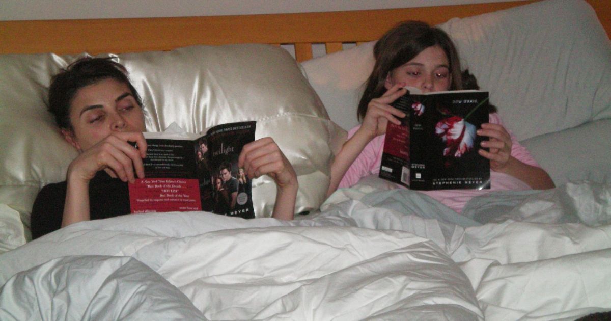 Taylor Lautner reage à foto da esposa lendo “Lua Nova”