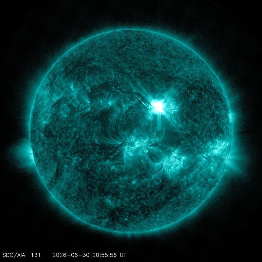 O Observatório de Dinâmica Solar da NASA capturou esta imagem de uma erupção solar — vista como o clarão brilhante no canto superior direito — em 30 de junho de 2026 • Nasa