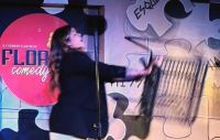 Comediante Fernanda Arantes leva cadeirada em show e compartilha cena