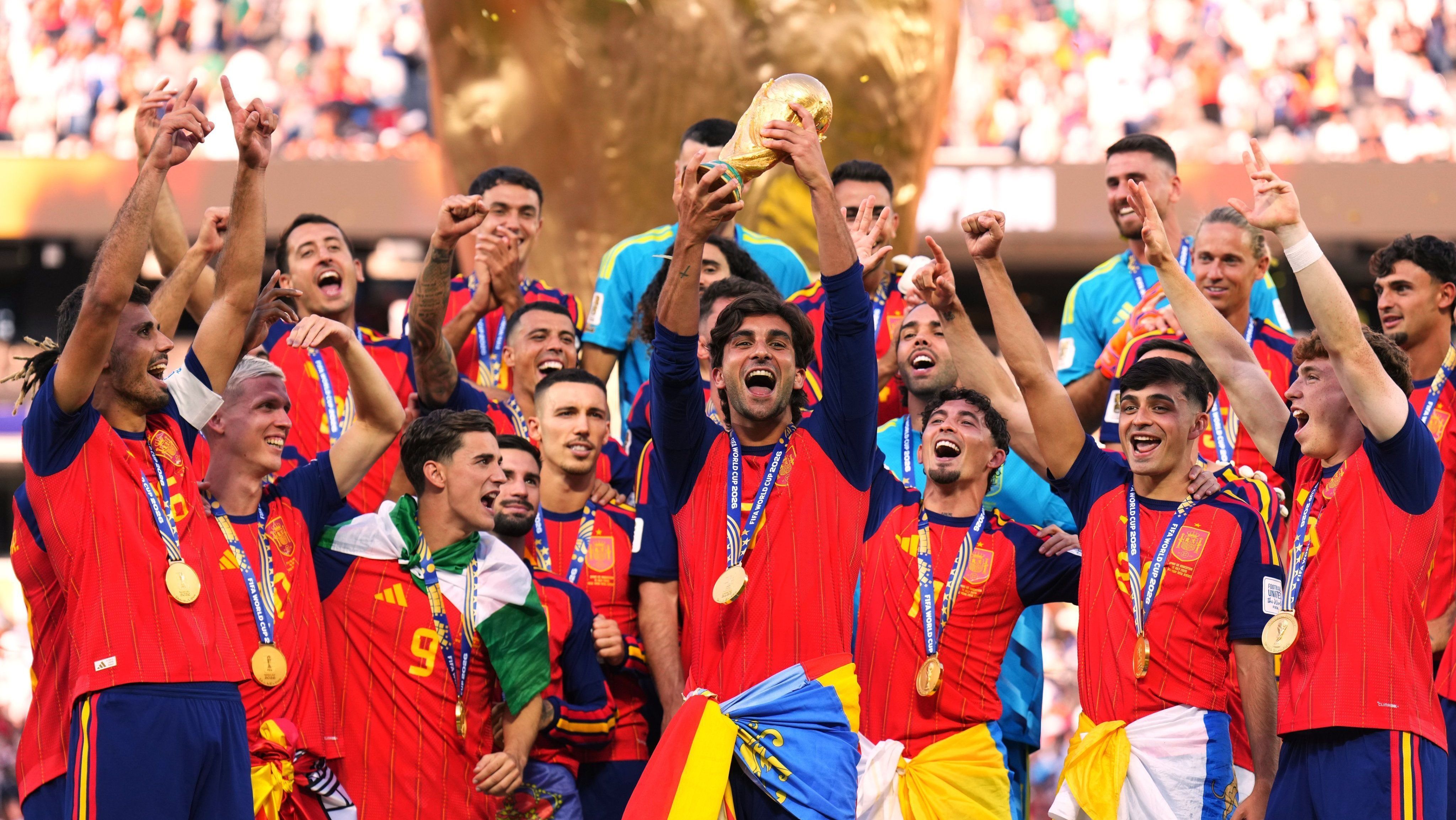 Ferrán Torres levanta taça da Copa do Mundo pela Espanha