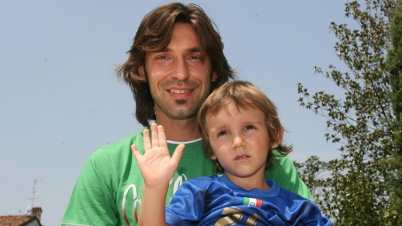 Andrea Pirlo segura seu filho Nicoló