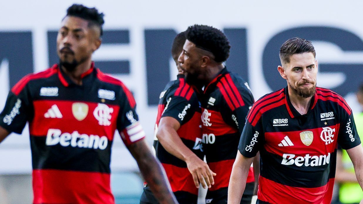 Jogadores do Flamengo celebram o primeiro gol contra o Benfica