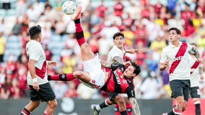 Confronto entre Flamengo e River Plate, em amistoso realizado em Portugal
