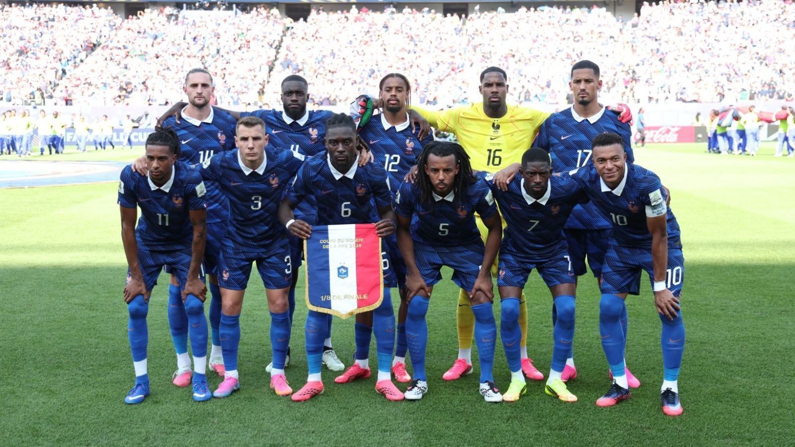 Equipe da França perfilada antes de duelo contra o Paraguai, pelas oitavas de final da Copa do Mundo