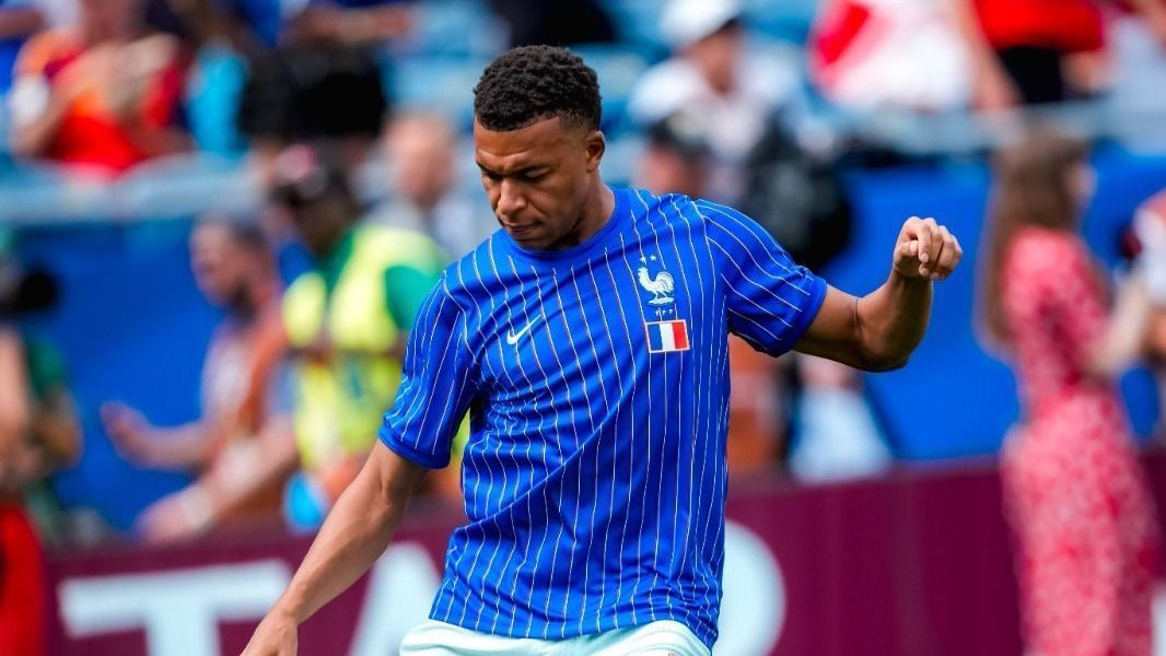 Kylian Mbappé, da França, aquecendo antes da partida contra o Marrocos, pelas quartas de final da Copa do Mundo • Reprodução/X/@equipedefrance
