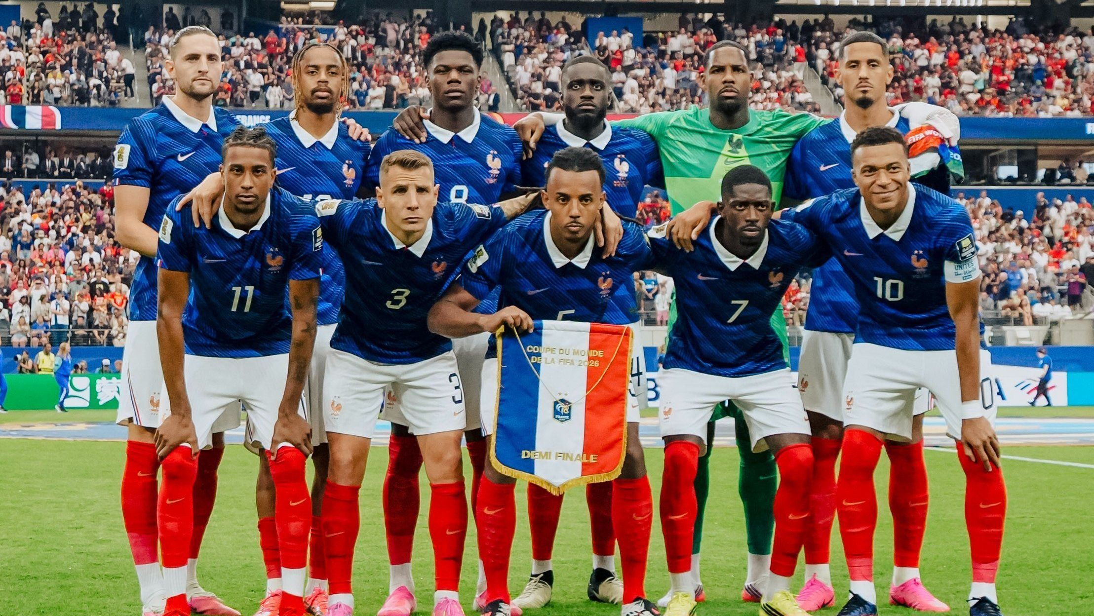 Equipe da França perfilada antes de duelo contra a Espanha, pela semifinal da Copa do Mundo